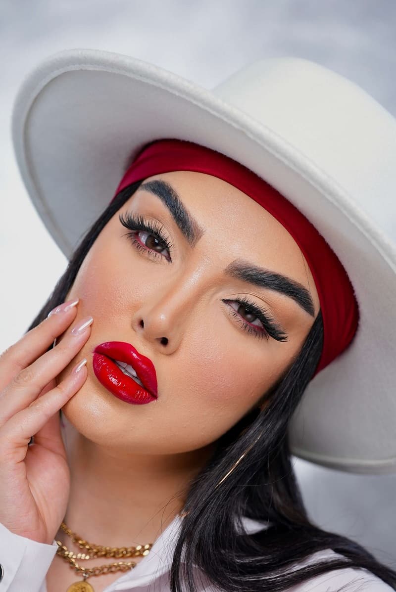 Glamorous bold look image 2
