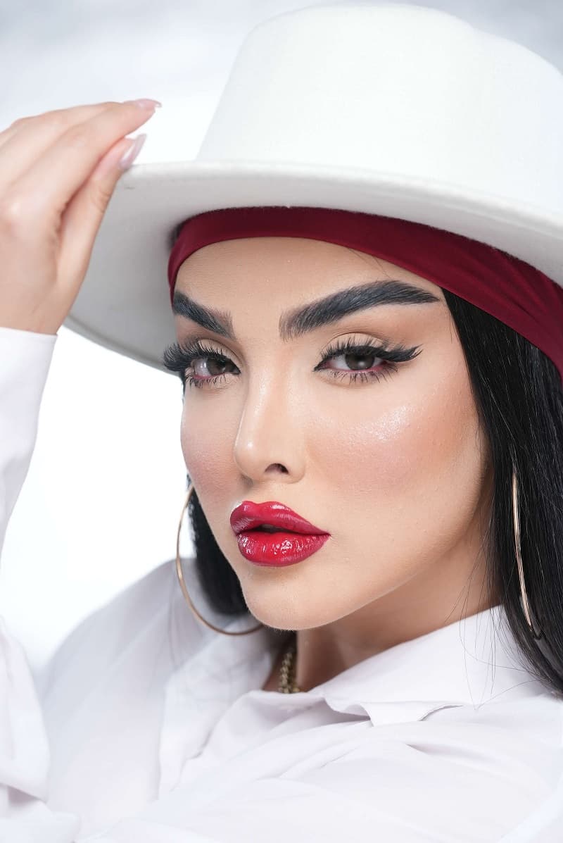 Glamorous bold look image 3