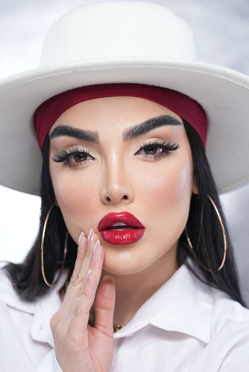 Glamorous bold look image 4
