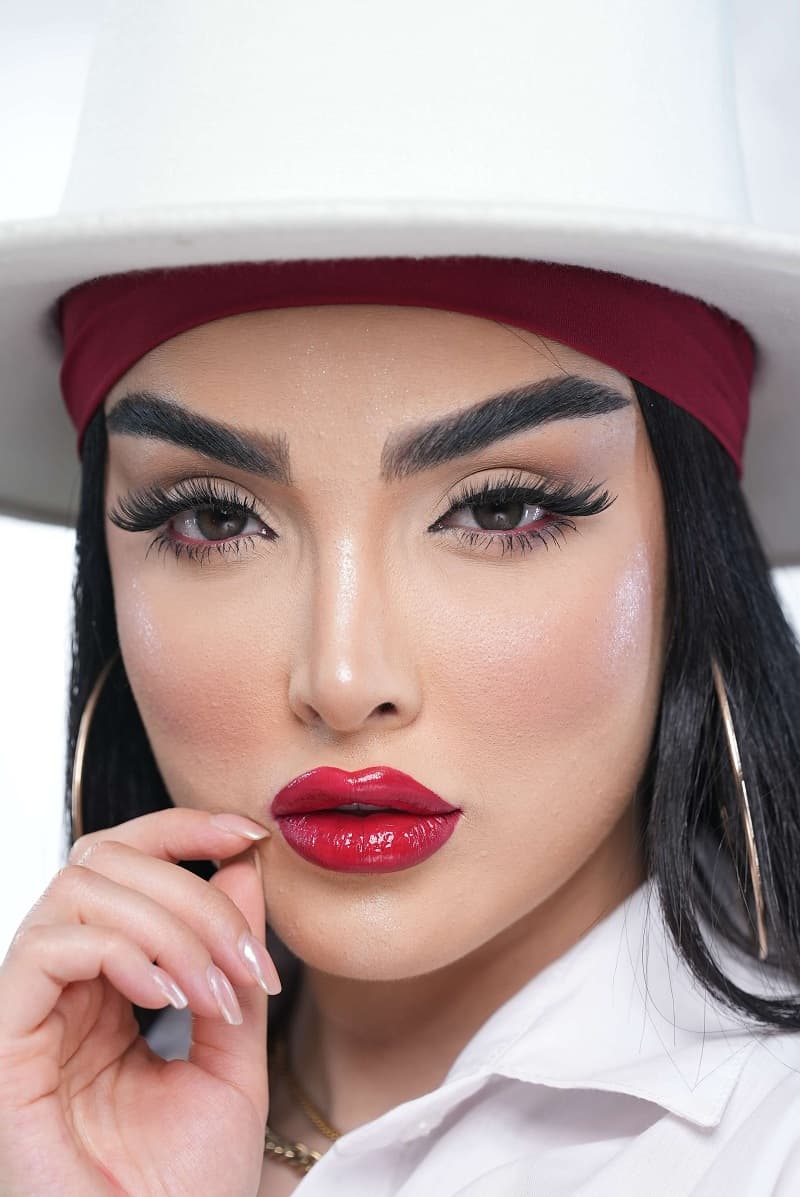 Glamorous bold look image 6