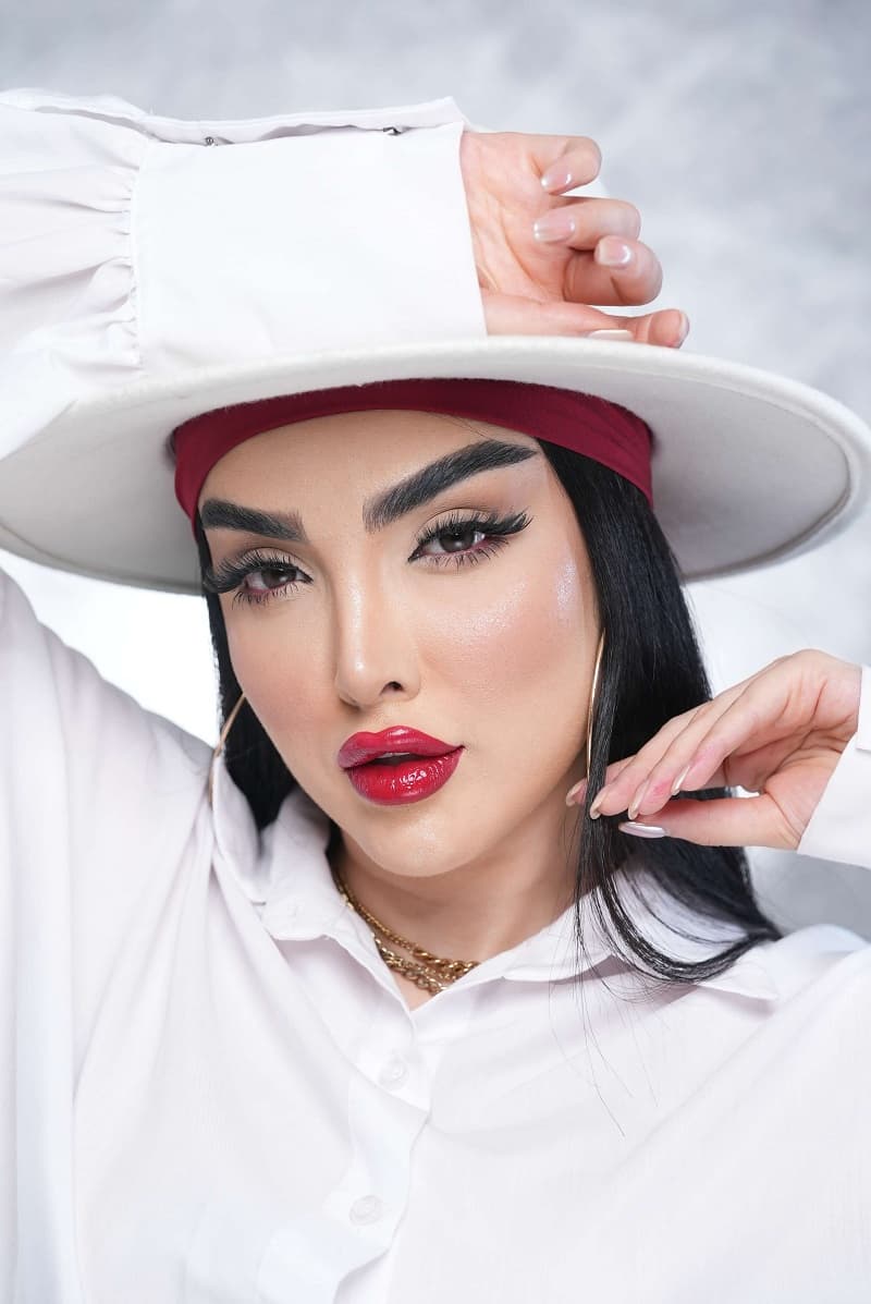 Glamorous bold look image 7
